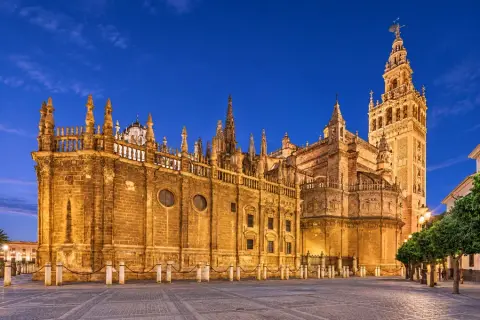 Catedral de Sevilla iluminada de noche