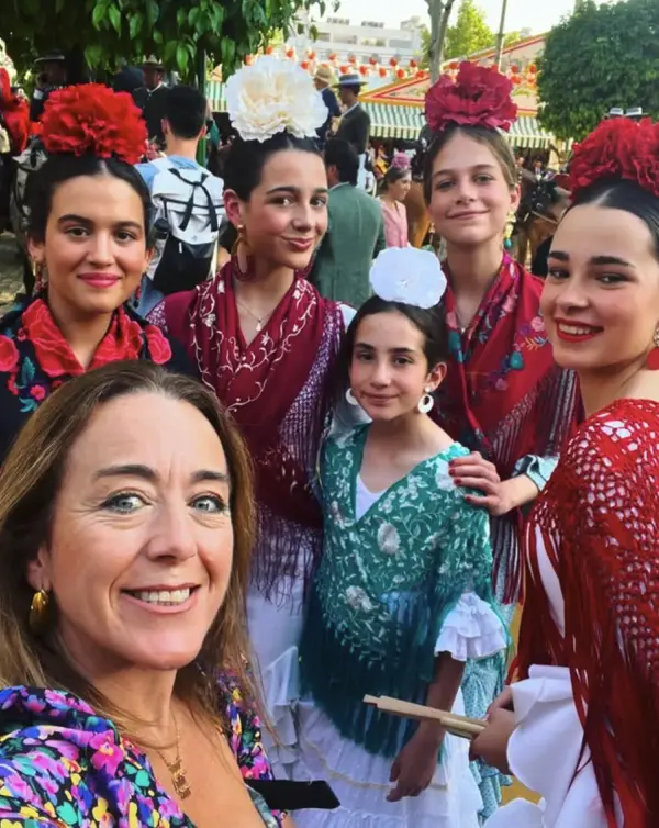 María con un grupo de chicas vestidas de flamenca en la Feria de Abril
