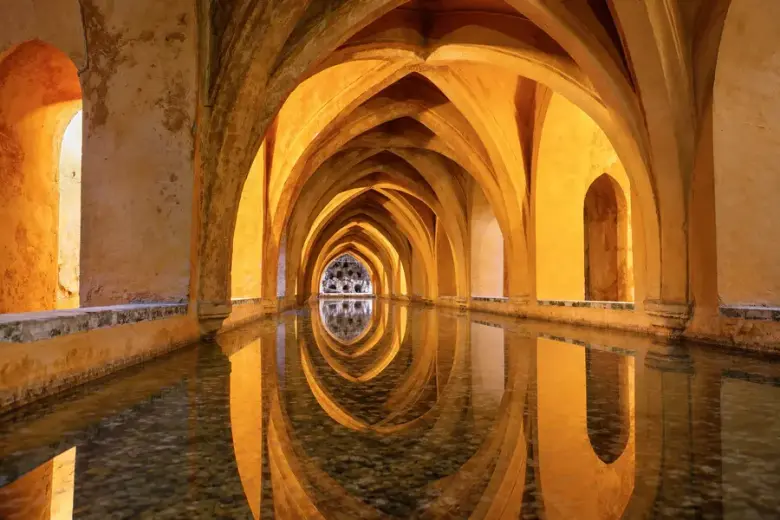 Reflejo en los Baños de Doña María de Padilla