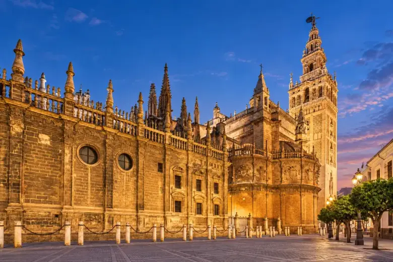 La Catedral y la Giralda iluminadas