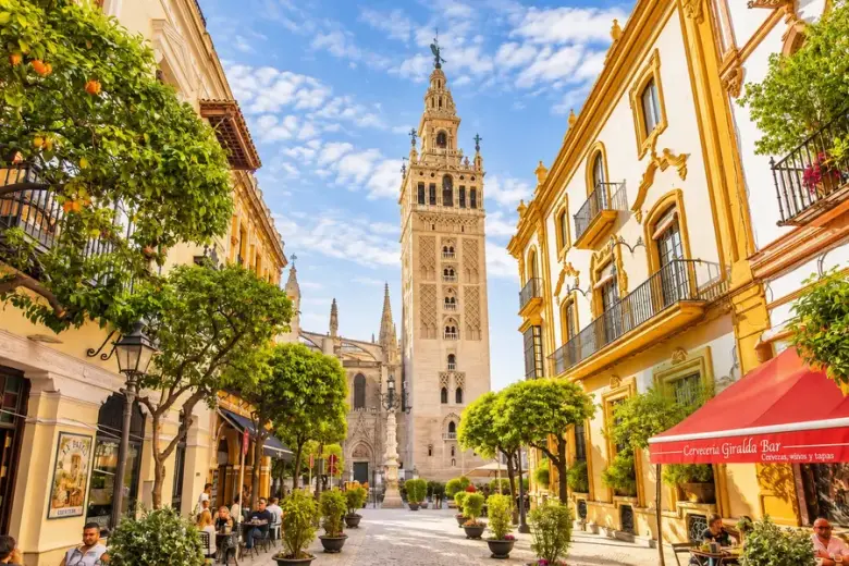 La Giralda desde una calle luminosa del centro