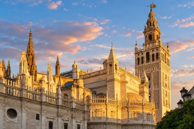 Catedral y Giralda al atardecer