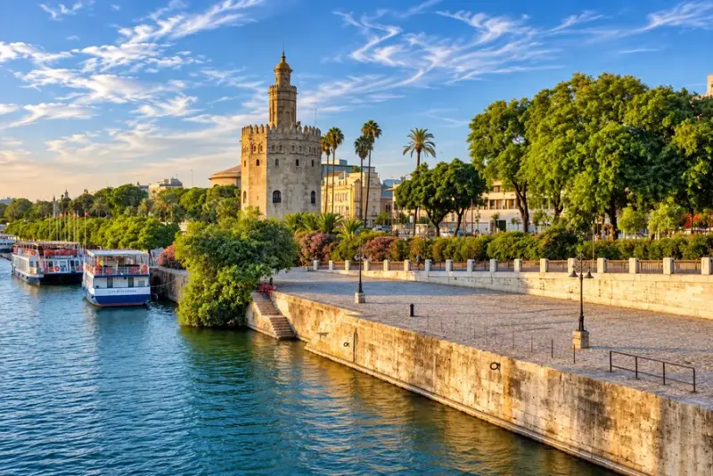 Torre del Oro junto al río